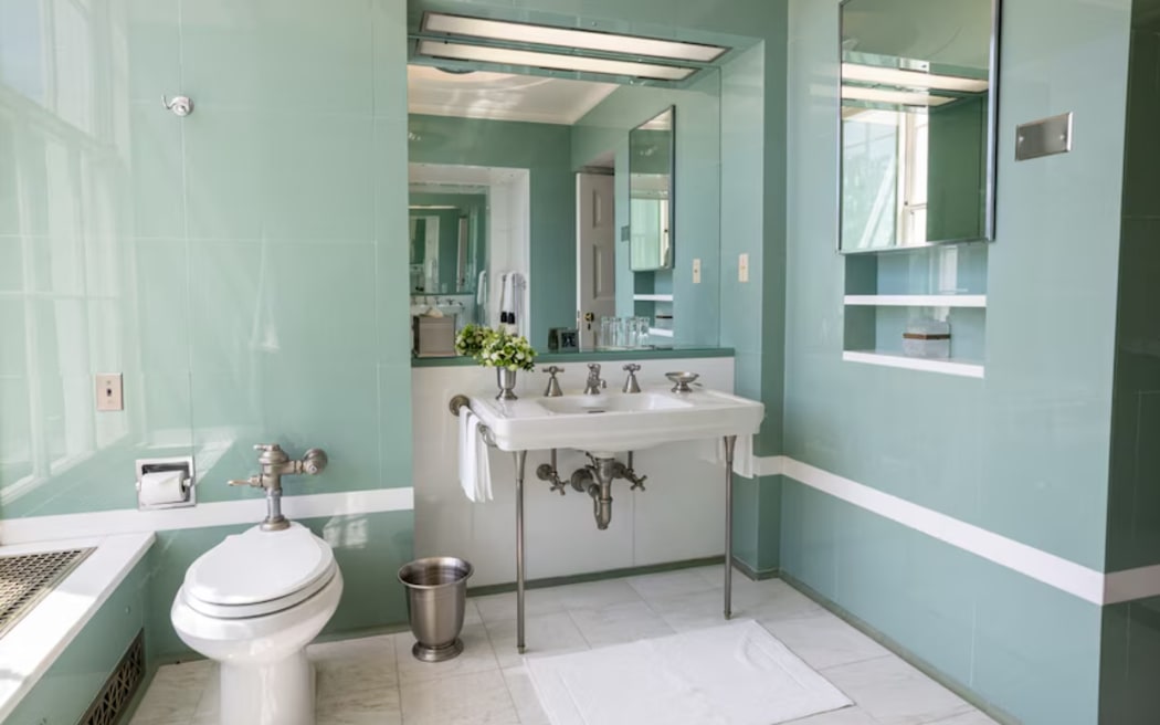 Lincoln bathroom before renovation.