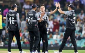 Trent Boult celebrates with teammates, 2022 T20 World Cup
