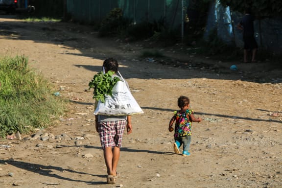 PNG Children on Highlands Highway