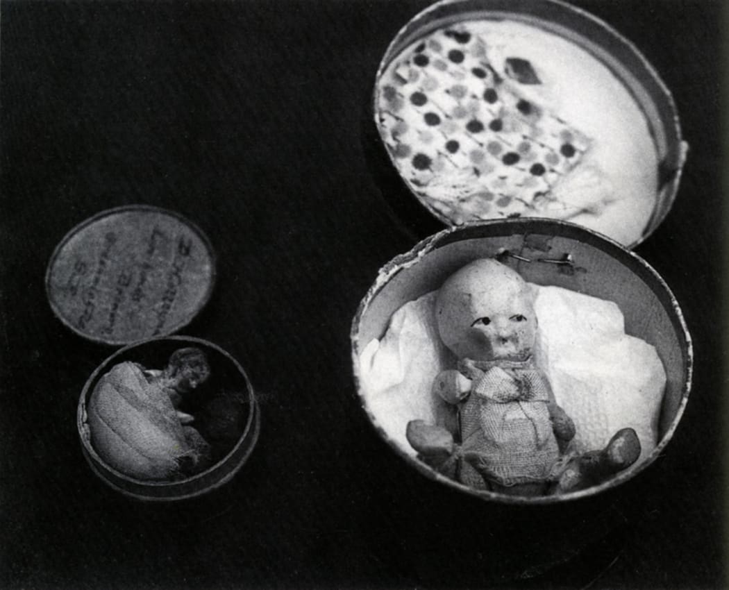Toy dolls inside miniature hatboxes were reportedly sold outside the courthouse when Minnie Dean was tried for murder