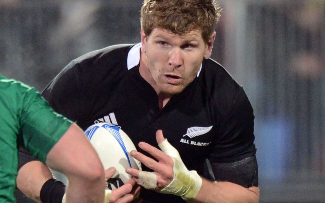 Former All Blacks flanker Adam Thomson has signed with the Queensland Reds.