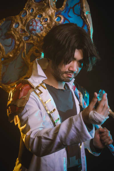 Cosplayer Starlxrdism dressed as Jayce Talis from Arcane.