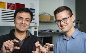 Torben Daeneke (r) & Professor Kourosh Kalantar-zadeh (l)