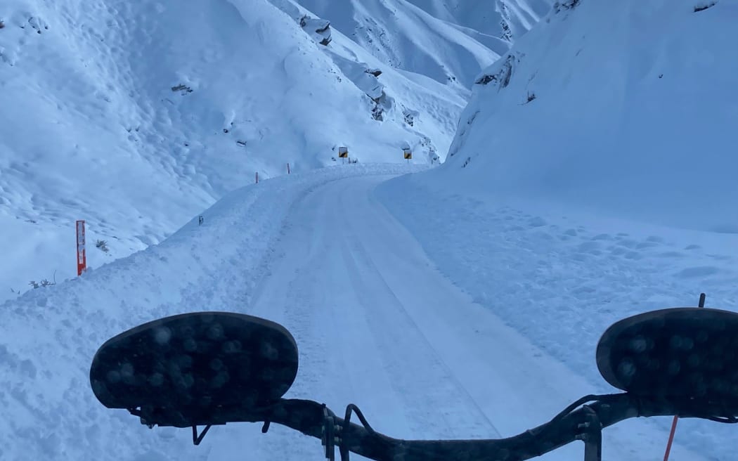A heavy fall of snow on the Crown Range Road, connecting Queenstown and Wanaka, on Monday. The road remains closed between the Eastburn Gates and Cardrona