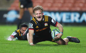 Chiefs Damien McKenzie scoring final try of the match