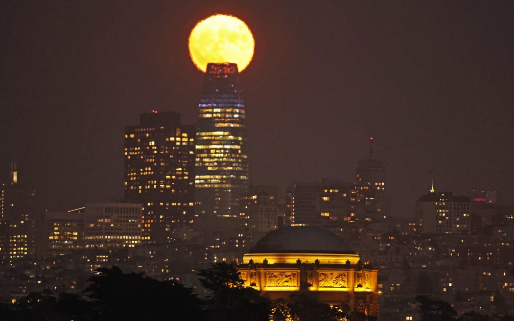SAN FRANCISCO, CALIFORNIA - AUGUST 30: A full blue moon rises behind the San Francisco skyline on August 30, 2023 in San Francisco, California. The next super blue moon will not appear until 2037.   Justin Sullivan/Getty Images/AFP (Photo by JUSTIN SULLIVAN / GETTY IMAGES NORTH AMERICA / Getty Images via AFP)