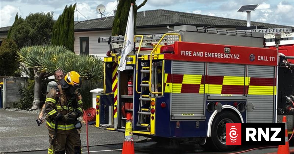 Person escapes house fire in Auckland | RNZ