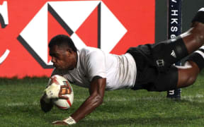 Kalione Nasoko scores one of his two tries in the 2017 Hong Kong final