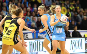 Gina Crampton of the Steel, right, looks to pass the ball during the ANZ Premiership Final against the Central Pulse.
