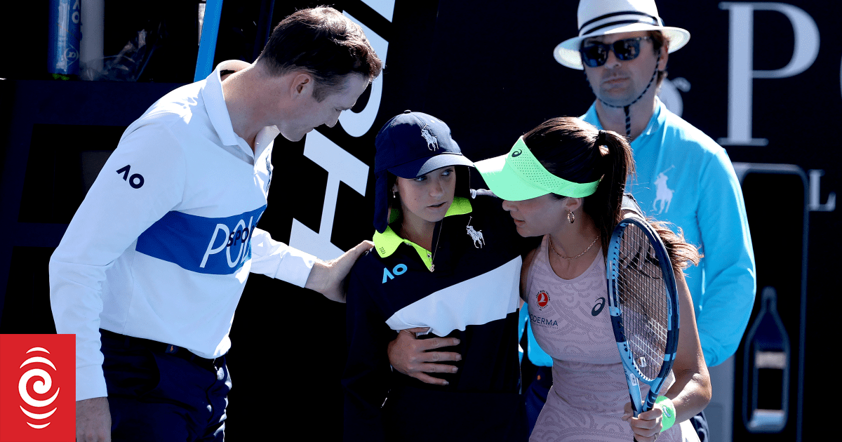 Fainting ball girl helped by Australian Open player