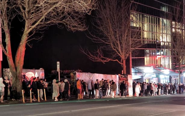 Residents evacuated after fire in Auckland apartment building | RNZ