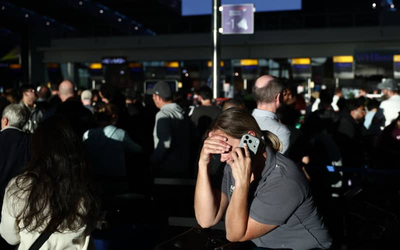 UK flights resume after major air traffic outage but airports warn of ...