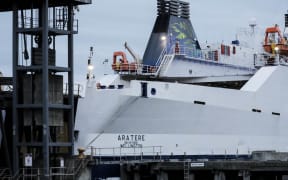 A small dent can be seen on the Aratere hull at the very bottom on lower right.