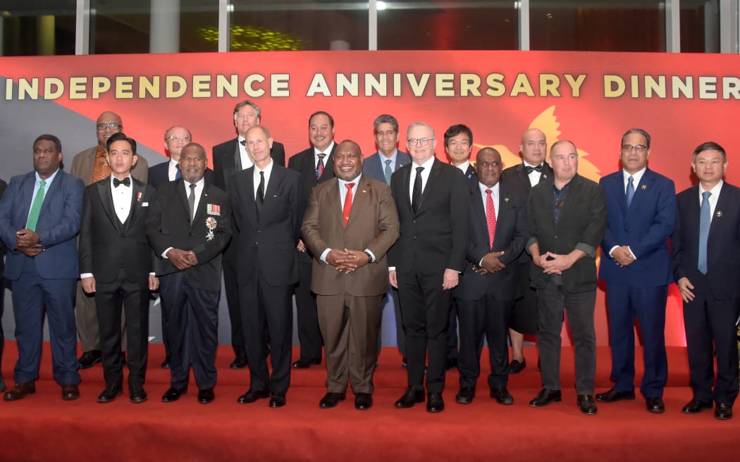 Papua New Guinea's Prime Minister James Marape (C), Britain's Prince Edward, Duke of Edinburgh (5th L) and Australia's Prime Minister Anthony Albnanese (5th R) and other Pacific leaders pose for a photo during a dinner event on the eve of Papua New Guinea's 50th independence anniversary, in Port Moresby on September 15, 2025.  (Photo by Andrew KUTAN / AFP)