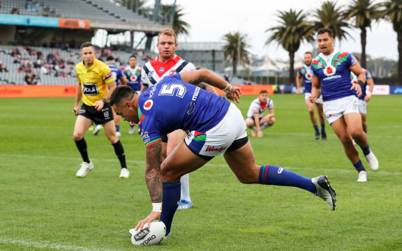 Ken Maumalo scores for the Warriors.