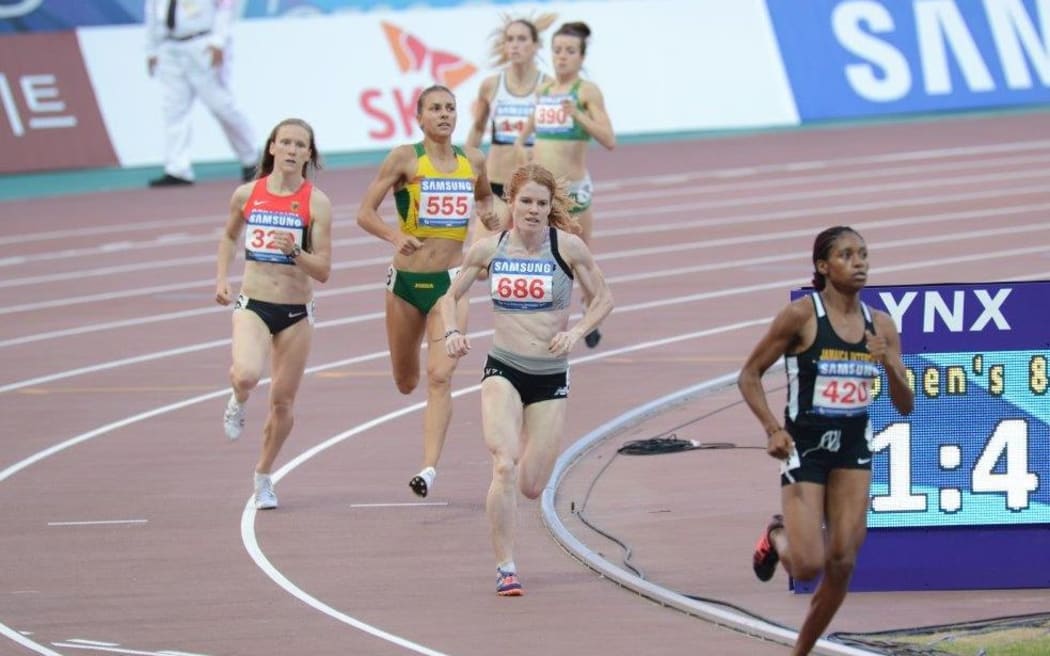 Angie Petty running her 800 metre final