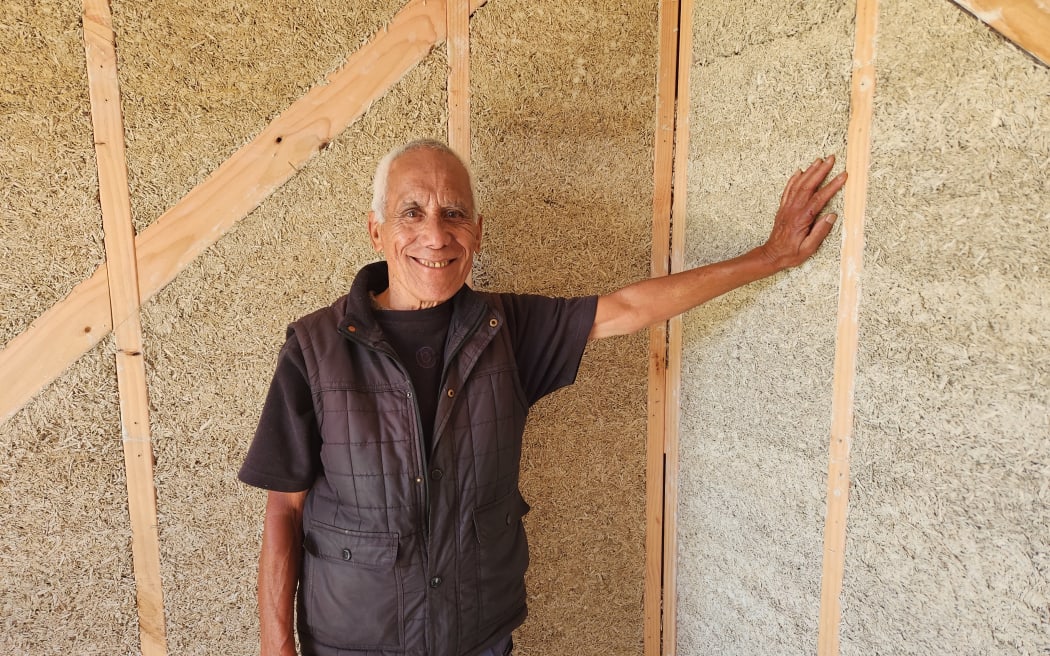 Te Rangikaheke Kiripatea in the kūmara storage house made of hempcrete