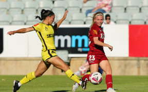 ADELAIDE, AUSTRALIA - JANUARY 12: Fiona Worts of Adelaide United and Tiana Jaber of Wellington Phoenix during the round 11 A-League Women's match between Adelaide United and Wellington Phoenix at Marden Sports Complex, on January 12, 2025, in Adelaide, Australia. (Photo by Sarah Reed/Getty Images)