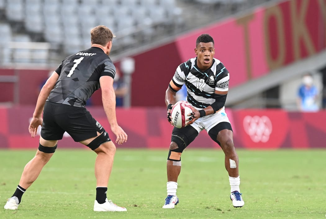 Napolioni Bolaca challenges the New Zealand defence during the Olympic Games Tokyo 2020, Rugby Sevens Men's Gold Medal Match.