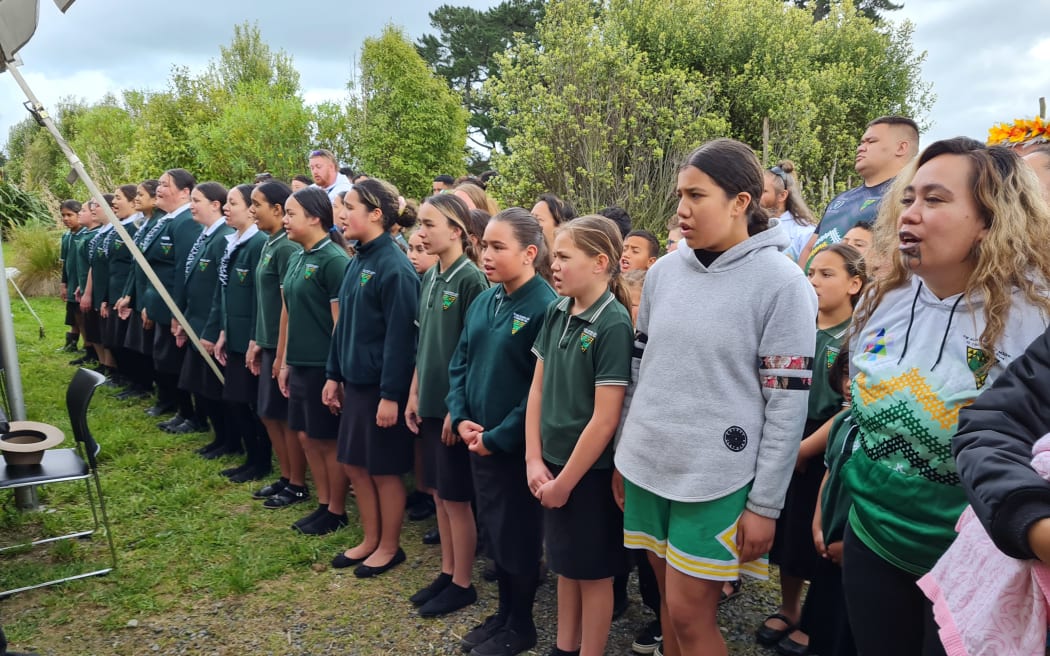 Tamariki from the kura entertain the manuhiri.