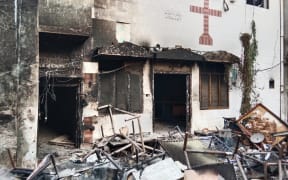 View of a burnt church on the outskirts of Faisalabad on August 16, 2023, following an attack by Muslim men after a Christian family was accused of blasphemy. Hundreds of Muslim men set fire to four churches and vandalised a cemetery during a rampage in eastern Pakistan on August 16, officials said, after a Christian family was accused of blasphemy. (Photo by Ghazanfar MAJID / AFP)