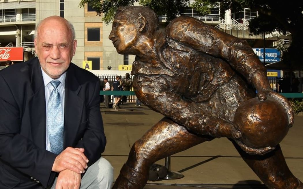 Former Wallabies halfback Ken Catchpole next to the statue recognising his rugby feats.