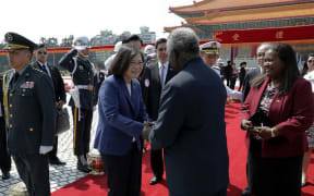 Taiwan president Tsai Ing-wen shakes hands with Solomon Islands prime minister Manasseh Sogavare, 2017.