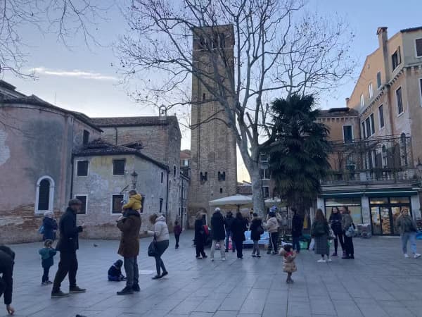 Children in urban spaces in Venice are free to find their own spontaneous activities.