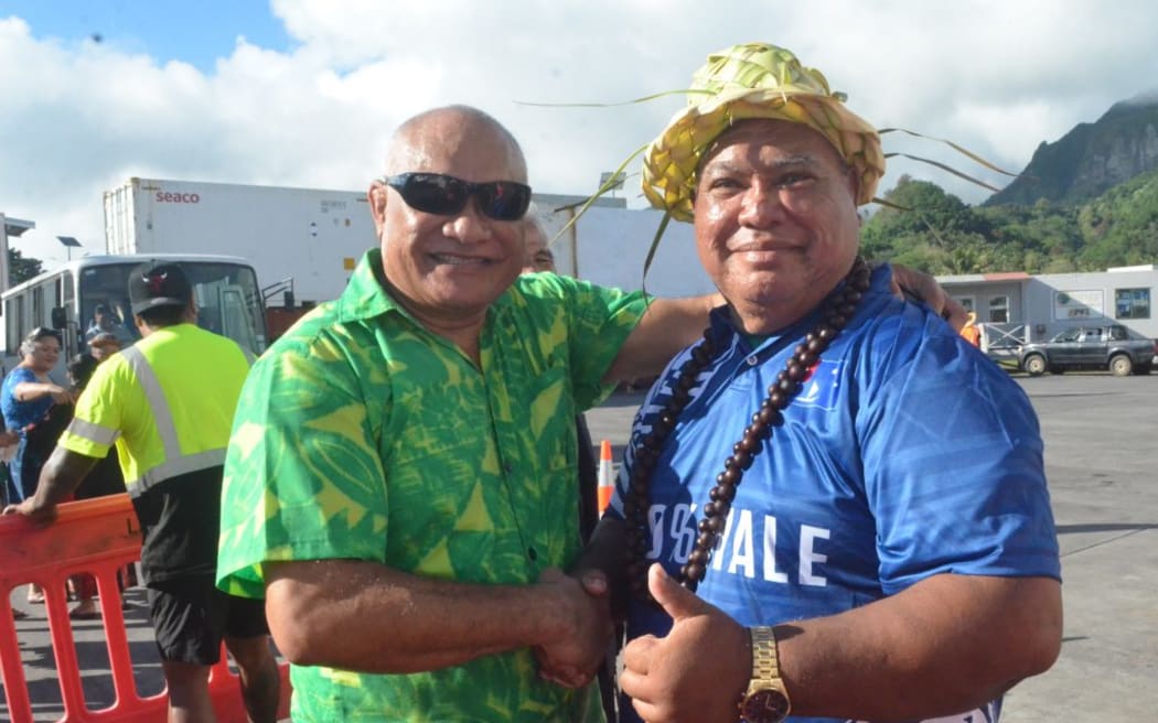 Kirianu “Dash” Nio, president of the Pukapuka Nassau Rarotonga community, warmly welcomes arriving passengers. He is pictured with Neiao Neiao.