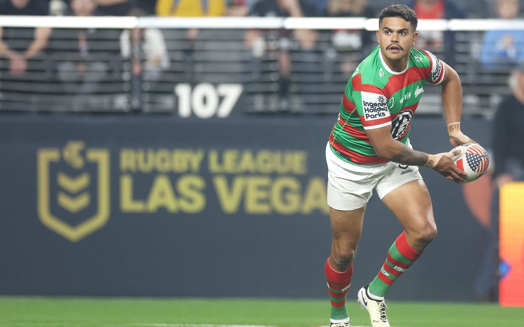LAS VEGAS, NEVADA - MARCH 02: Latrell Mitchell of the Rabbitohs shapes to pass during the round one NRL match between Manly Sea Eagles and South Sydney Rabbitohs at Allegiant Stadium, on March 02, 2024, in Las Vegas, Nevada.   Ezra Shaw/Getty Images/AFP (Photo by EZRA SHAW / GETTY IMAGES NORTH AMERICA / Getty Images via AFP)