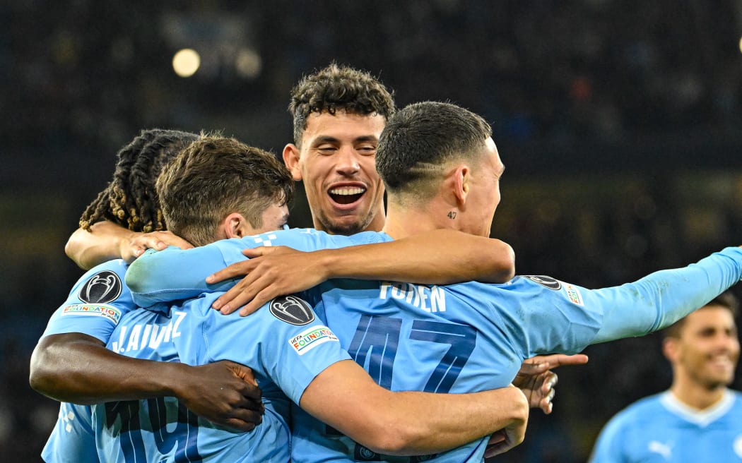 Manchester City players celebrate a goal to Julian Alvarez.
