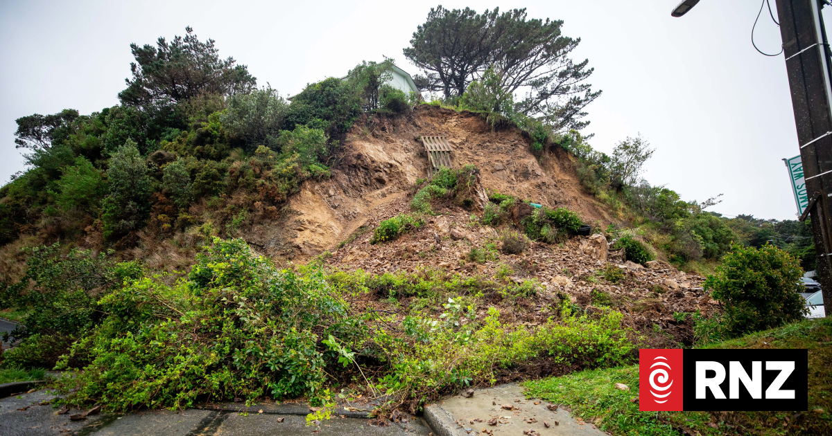 Huge landslide as flooding hit Wellington