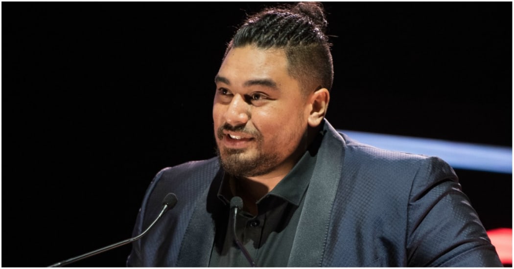 A slightly teary-eyed Kings accepting his second award of the night - Best Pacific Urban Artist.