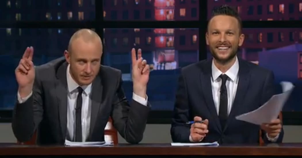 picture of Jono having a laugh at Chris Cairns expense