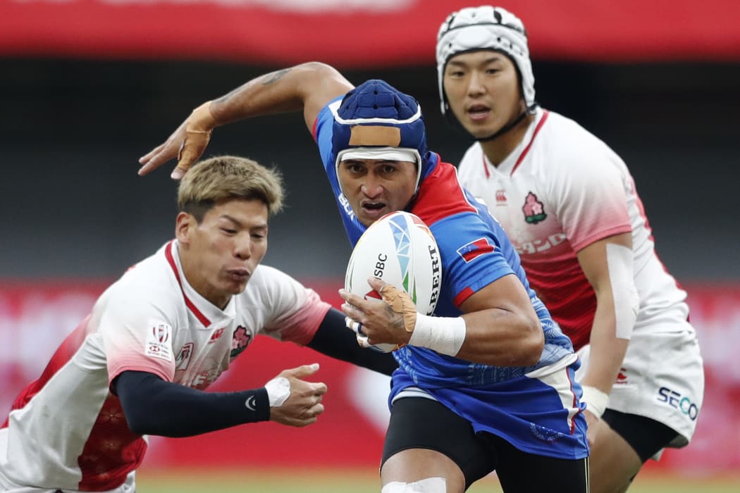 Samoa's Melani Matavao cuts through the Japan defence.