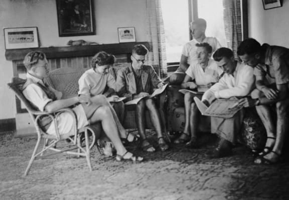 The composers class at the 1947 Cambridge Summer School of Music, Douglas Lilburn (left), David Farquhar (second from right), Larry Pruden (third from right), Edwin Carr (at rear in front of window).