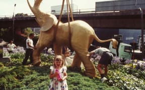 The elephant, at that time painted gold, is lowered into its original position next to Auckland's Khyber Pass. Photo: Harmen Hielkema