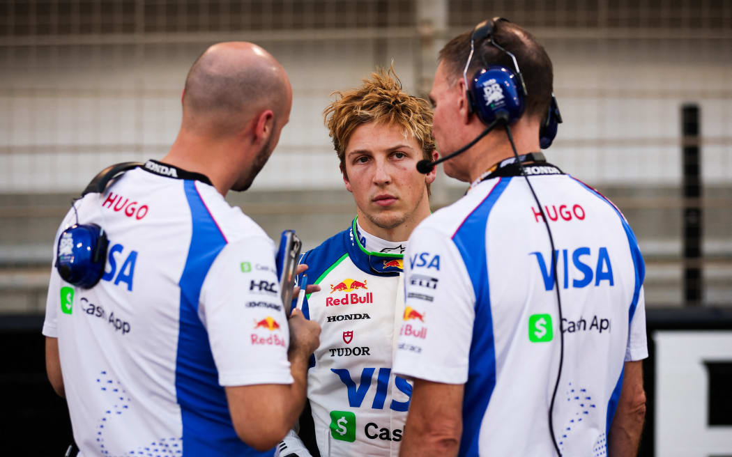 Liam Lawson, with members of the Racing Bulls crew, at the Bahrain Grand Prix, 14 April, 2025.