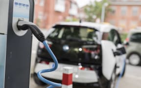 loading an electric car