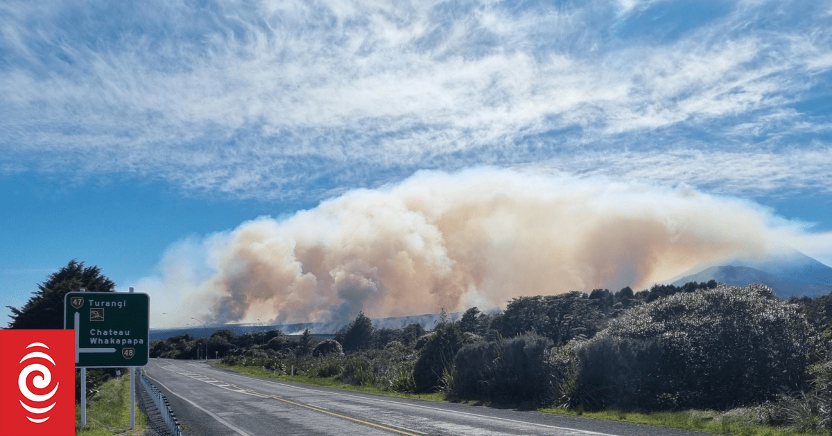 Firefighters return to out-of-control wildfire in Tongariro National Park