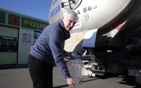 Gail O'Donnell collects drinking water from a tanker.