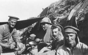 A group of soldiers share a meal on Gallipoli
