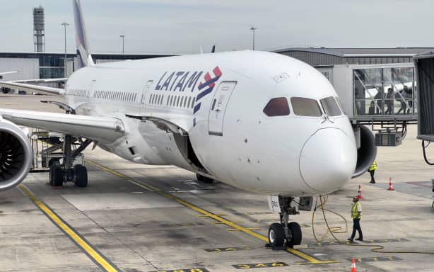 Passengers disembark from a Latam Airlines Boeing 787 Dreamliner at Charles de Gaulle International Airport in Paris on September 17, 2023. (Photo by Daniel SLIM / AFP)