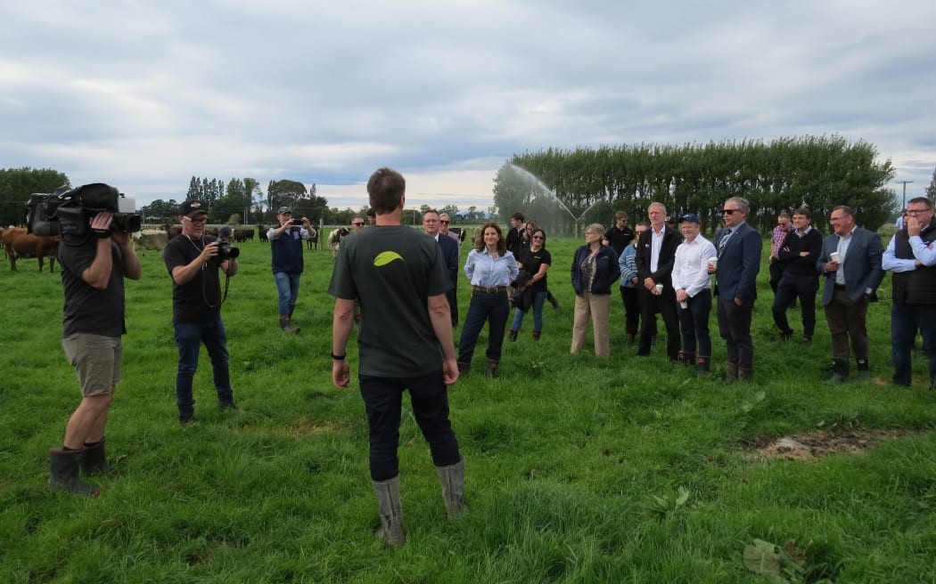 Āmua founder Roger Johnson explaining how the new device to better utilise nitrogen from cow urine to government ministers and investors.