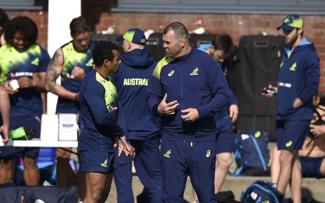 Australia head coach Michael Cheika (R) speaks with Wallabies halfback Will Genia during a team training session at Dulwich College in London, on October 1, 2015, during the 2015 Rugby World Cup. AFP PHOTO / MARTIN BUREAU
RESTRICTED TO EDITORIAL USE