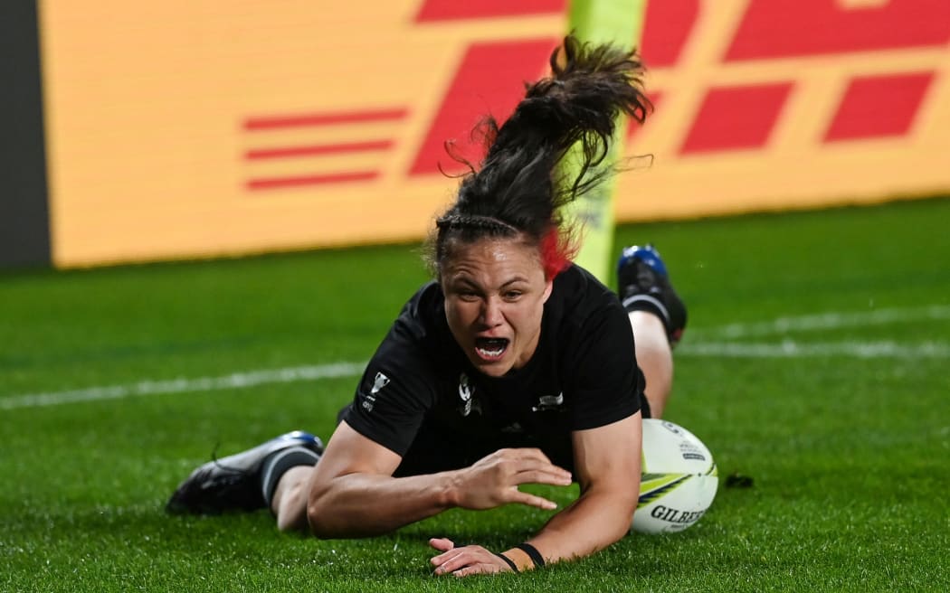 Ruby Tui of New Zealand scores a try.