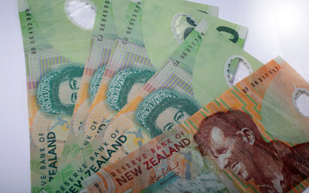 NZ twenty and five dollar notes.