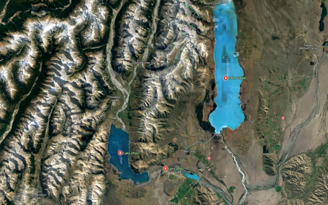 The canal runs betweeen lakes Pukakai and Ohau, and near the town of Twizel.