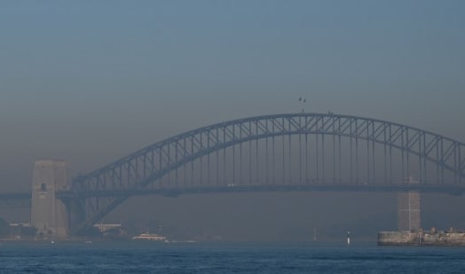 Smoke from bushfires blanket Sydney on November 19, 2019. - Sydney woke up to a thick blanket of smoke as New South Wales warns residents of the dangers amid severe fire dangers and hot, windy weather.