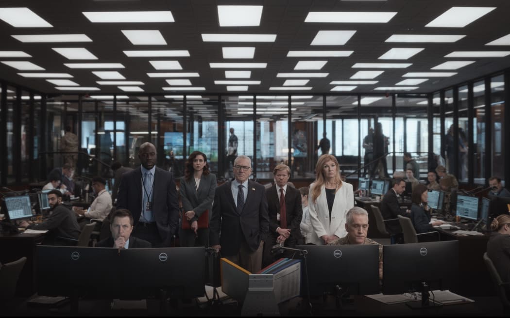 ZERO DAY. (L to R) McKinley Belcher III as Carl Otieno, Mozhan Navabi as Melissa Kornblau, Robert De Niro as George Mullen, Jesse Plemons as Roger Carlson and Connie Britton as Valerie Whitesell in Episode 102 of Zero Day. Cr. Courtesy of Netflix © 2024